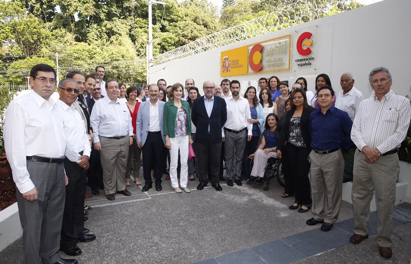 Visita de SM en la Oficina Técnica de Cooperación, AECID El Salvador