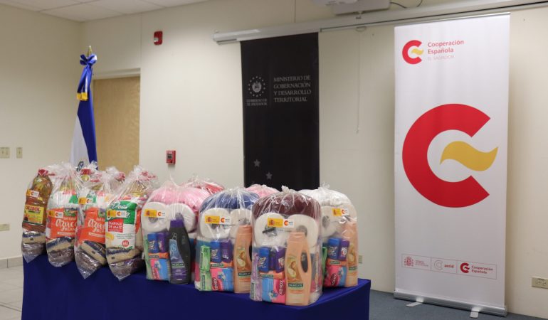 España entrega ayuda humanitaria a El Salvador afectado por las tormentas Amanda y Cristóbal