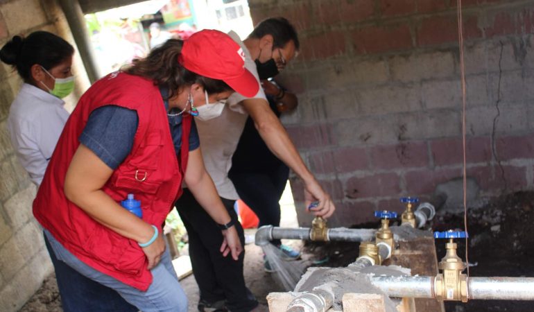 Entrega de tanque para agua potable y equipo de bombeo en La Libertad